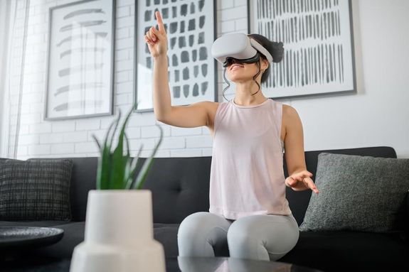 frau mit VR brille