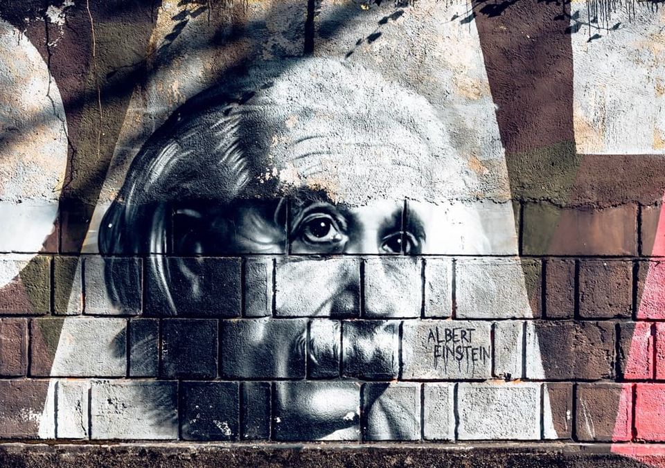 Wandgemälde von Albert Einstein an alter Mauer