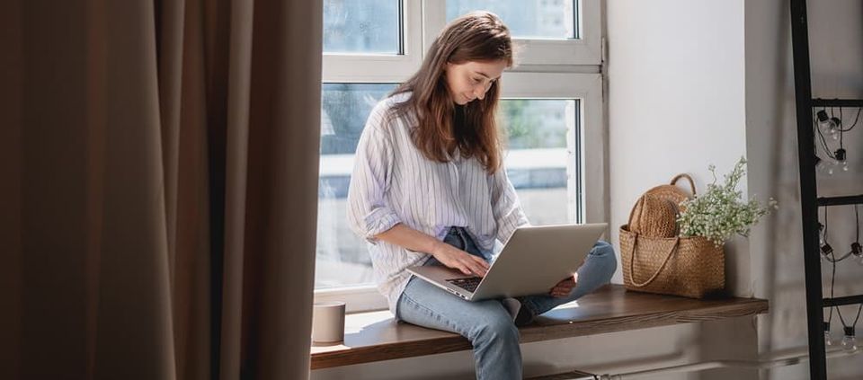 Aktien analysieren – Die 7 wichtigsten Kennzahlen frau benutzt laptop